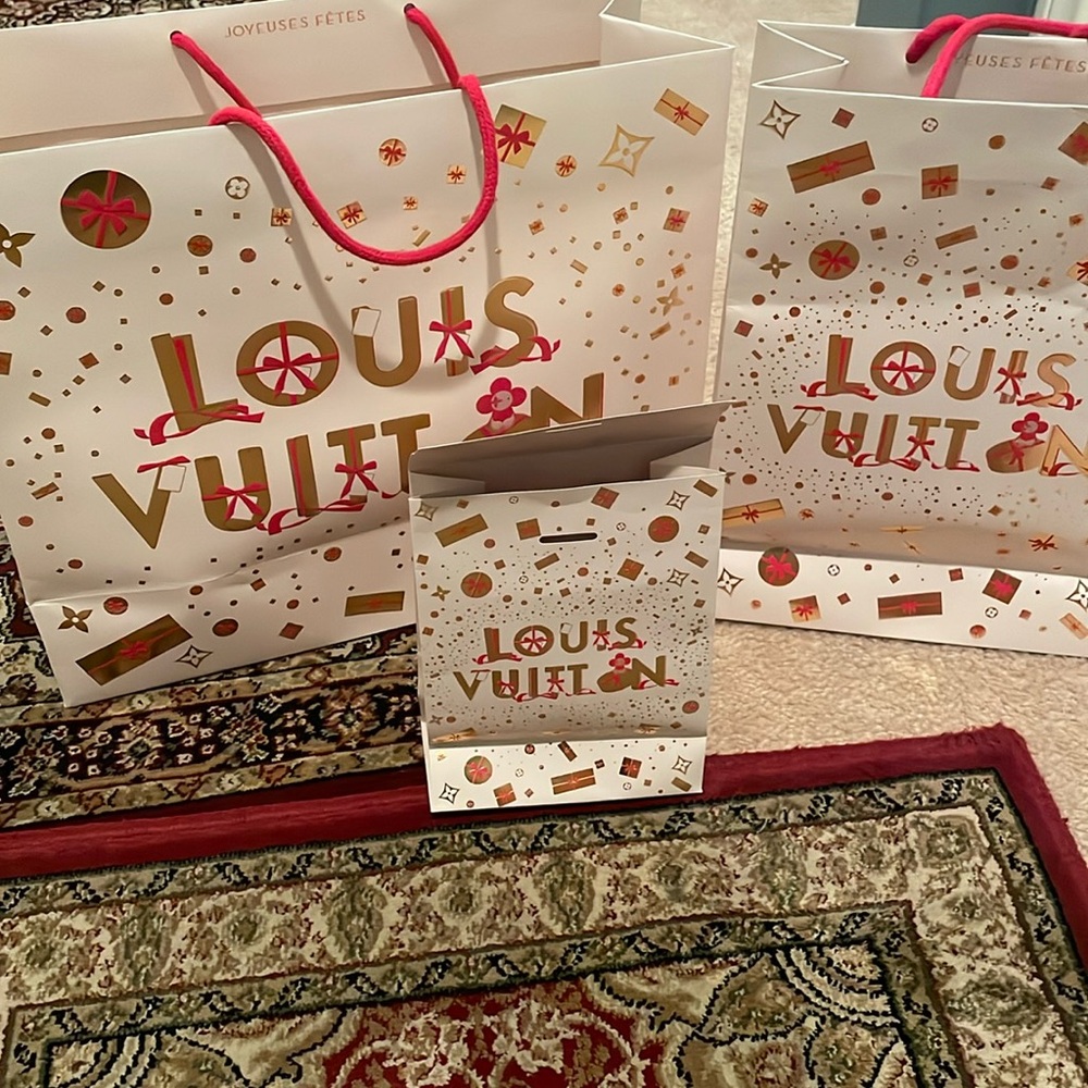 Louis Vuitton  Christmas bags and gift boxes with now and cards.